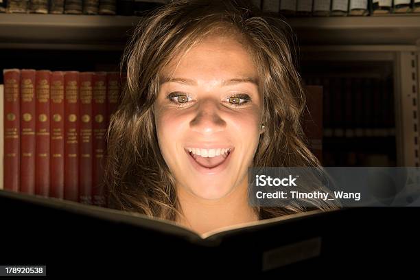 Foto de Menina Lendo O Livro e mais fotos de stock de Adolescentes Meninas - Adolescentes Meninas, Escuro, Ler