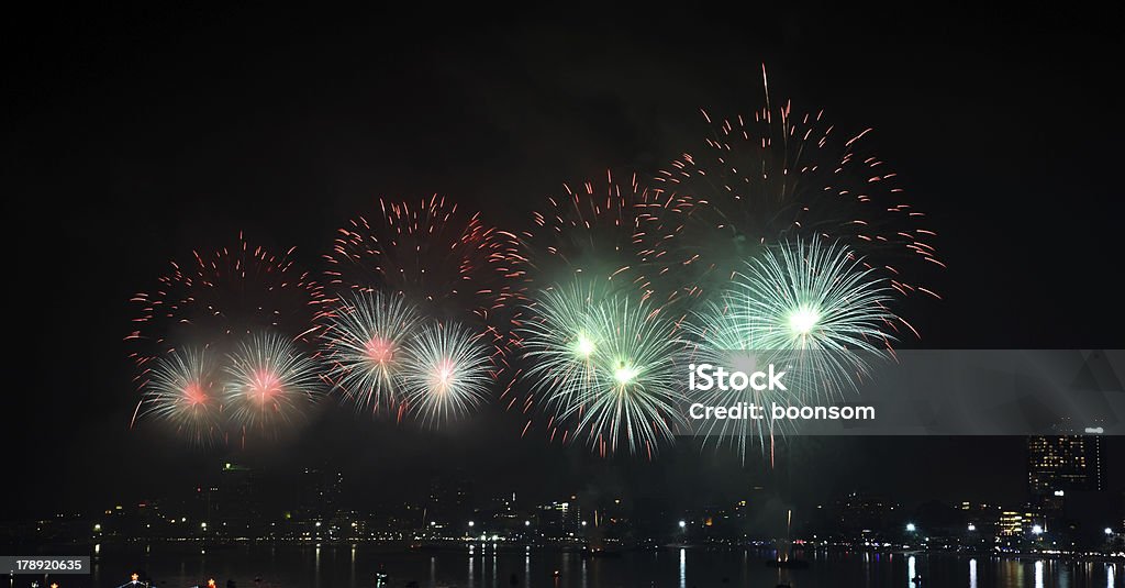 Fuochi d'artificio - Foto stock royalty-free di Accendere (col fuoco)