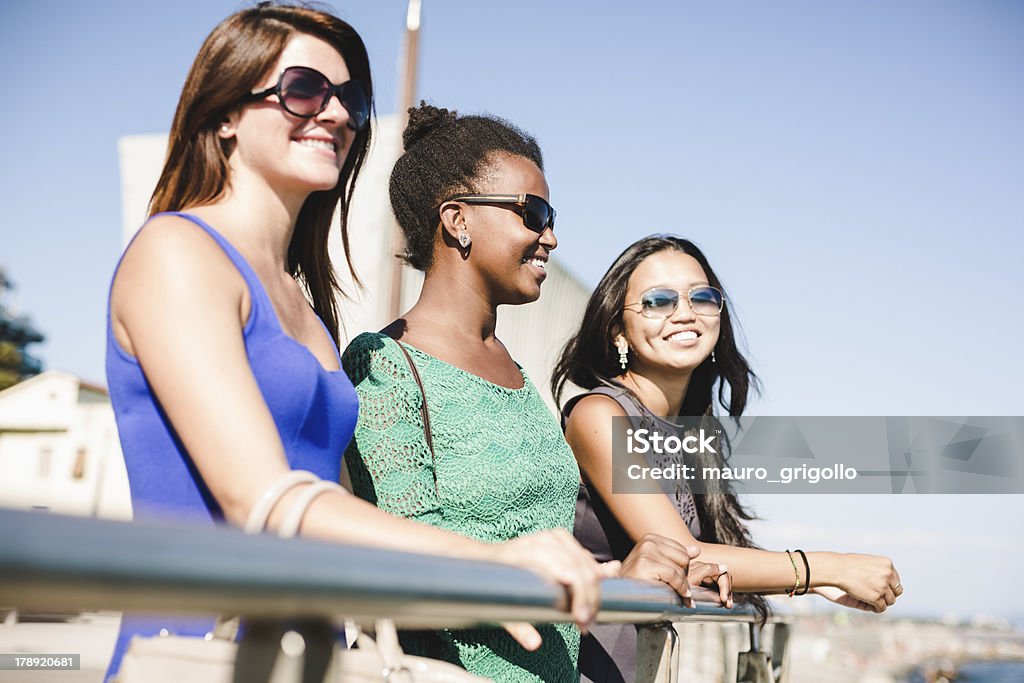 Tre giovani donne avendo divertimento nella città - Foto stock royalty-free di 18-19 anni
