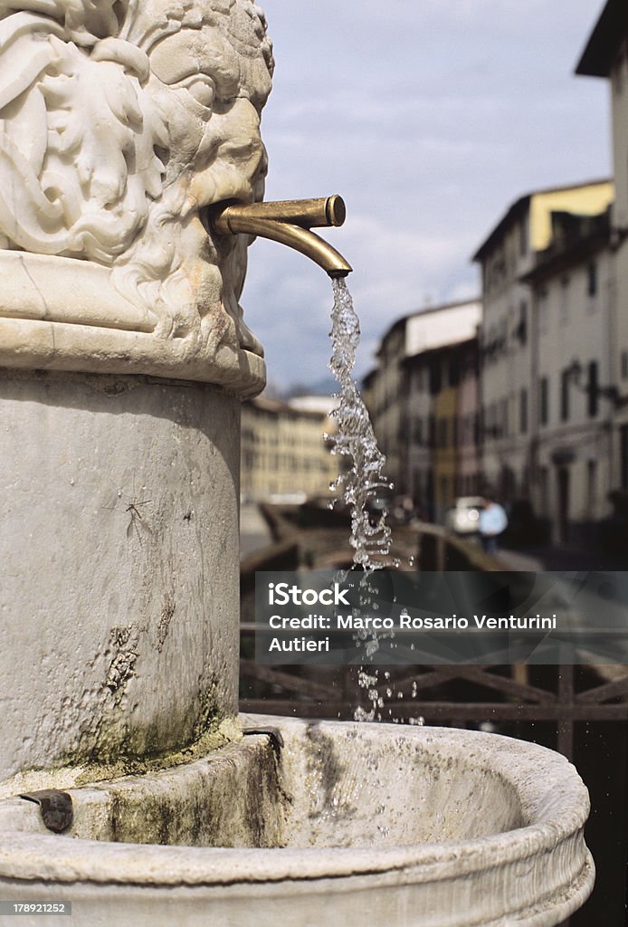 Público fuente en Lucca, Toscana, con vista de un canal - Foto de stock de Lucca libre de derechos