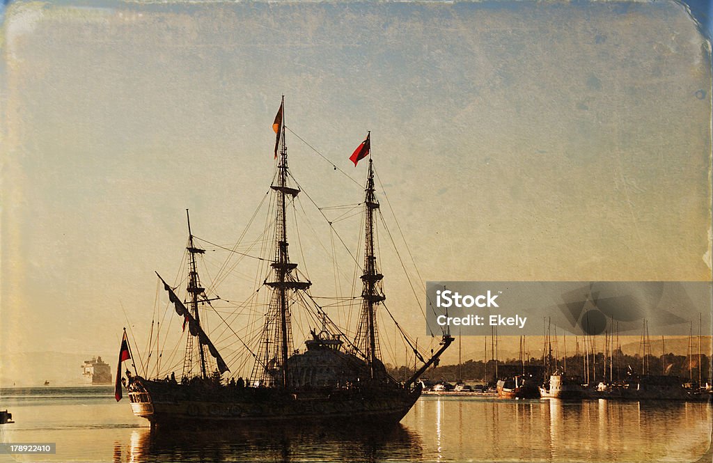 Vecchia Barca a vela al tramonto. - Foto stock royalty-free di Acqua