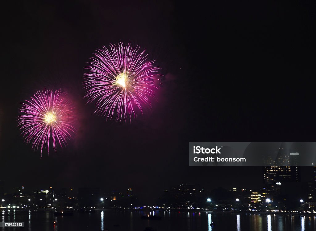 Feux d'artifice sur la mer - Photo de Allumer libre de droits