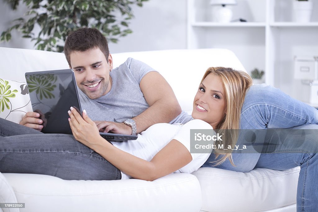 Casal em casa. - Foto de stock de 25-30 Anos royalty-free