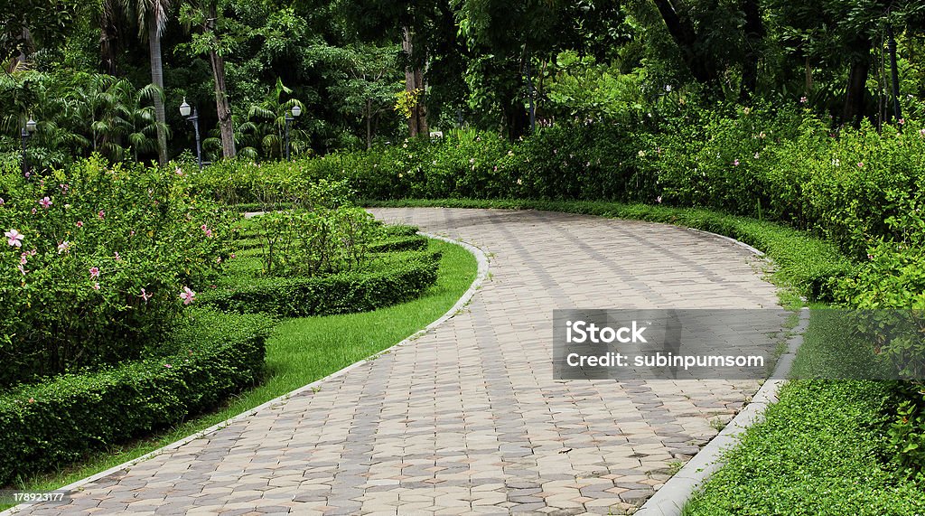 Pavement aus Stein im wunderschönen Garten - Lizenzfrei Pflasterstein Stock-Foto