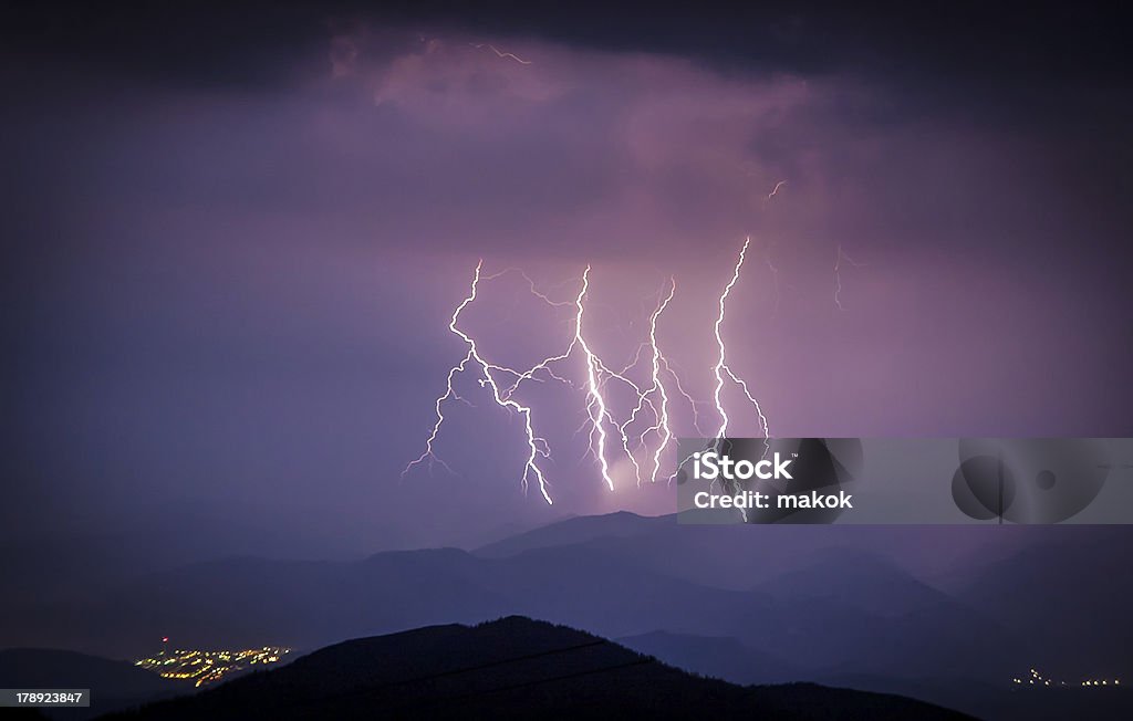 Confrontamento de relâmpago durante uma tempestade sobre a Cidade Pequena - Royalty-free Choque Foto de stock