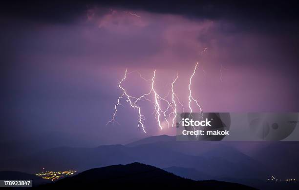 Confrontamento De Relâmpago Durante Uma Tempestade Sobre A Cidade Pequena - Fotografias de stock e mais imagens de Choque