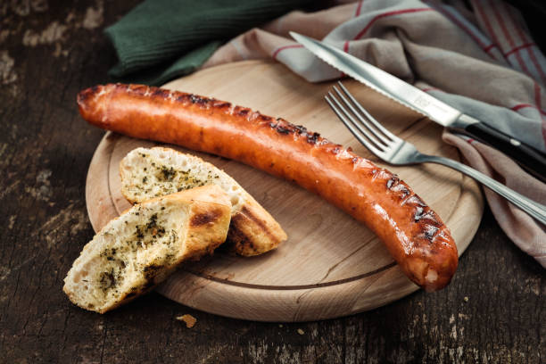 käsekrainer grelhado em tábua de madeira - holzbrett - fotografias e filmes do acervo