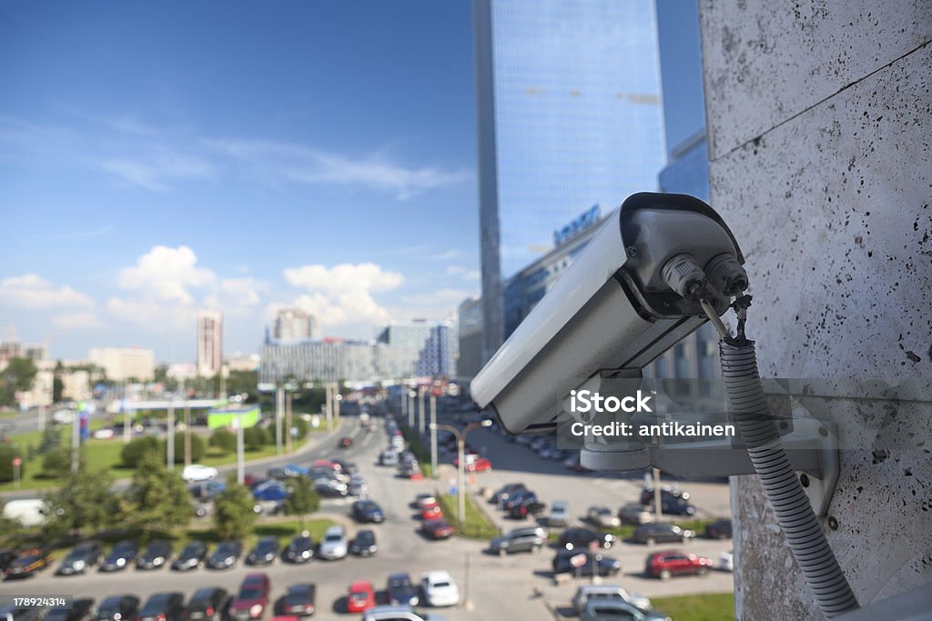 비디오 감시 카메라에 벽면 루킹 at 거리 주차 구역 - 로열티 프리 주차장 스톡 사진