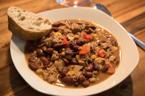 chili con corne - german version - with bread and a glass of water