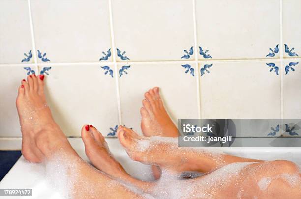 Женщины В Ванной Вместе — стоковые фотографии и другие картинки Ванна - Ванна, Сексуальное поведение человека, Пена для ванны