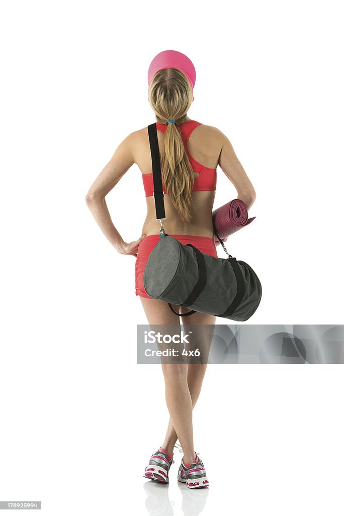 Femme athlète avec tapis de sol et sac de sport - Photo de Adulte libre de droits