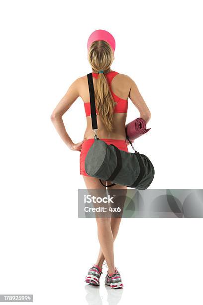 Photo libre de droit de Femme Athlète Avec Tapis De Sol Et Sac De Sport banque d'images et plus d'images libres de droit de Adulte - Adulte, Cadrage en pied, Cheveux blonds