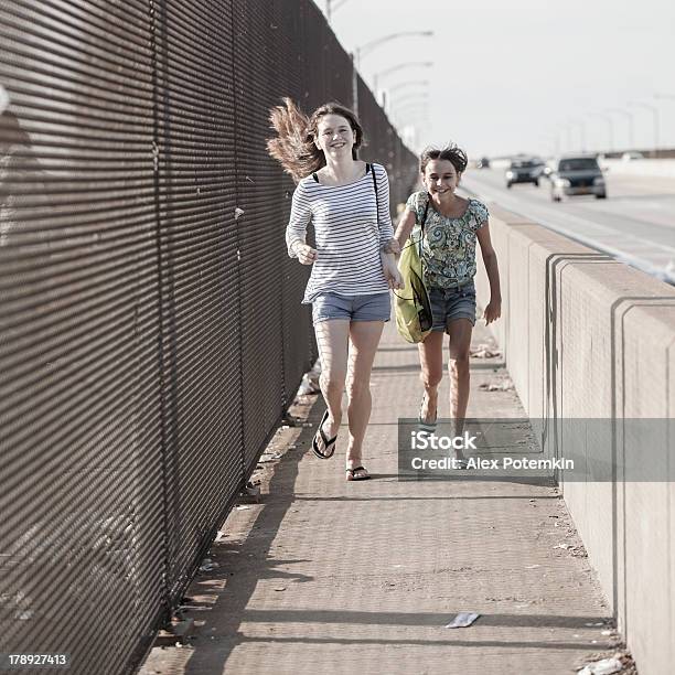 2 つの女の子の橋に徒歩で産業開発区 - 12歳から13歳のストックフォトや画像を多数ご用意 - 12歳から13歳, 14歳から15歳, 2人