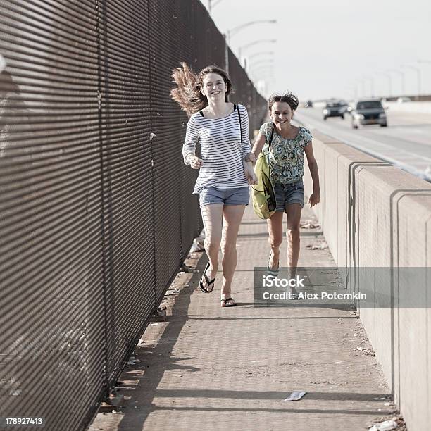 Duas Meninas Andar Sobre Uma Ponte Na Zona Industrial - Fotografias de stock e mais imagens de 12-13 Anos