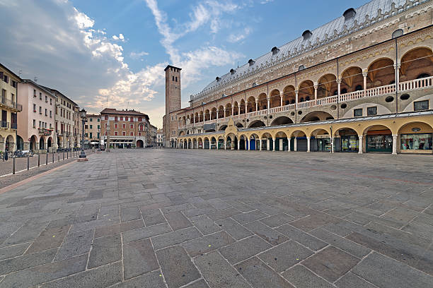 piazza della frutta (padova) - padova italy foto e immagini stock