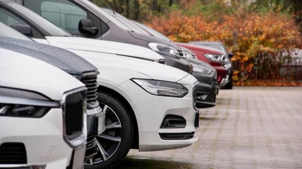 istock Cars in a row 1789302333