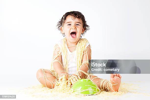 Spaghetti Baby Stockfoto und mehr Bilder von Mit Essen werfen - Mit Essen werfen, Nudeln, 12-23 Monate