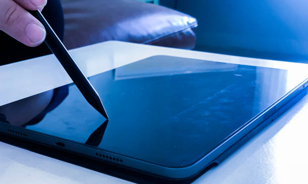 istock People sit and work and bring the pen to the screen. 1789348318