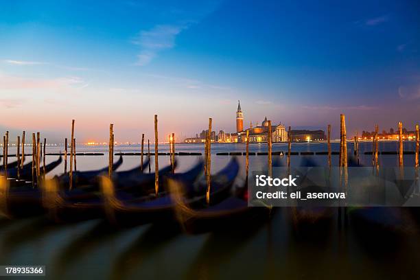 Gondole Al Tramonto Venezia Italia - Fotografie stock e altre immagini di Acqua - Acqua, Ambientazione esterna, Basilica di San Giorgio Maggiore