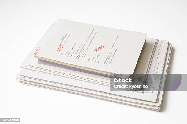 絶縁ショットのスタックド承認された文書に白背景 - 契約のストックフォトや画像を多数ご用意 - 契約, カットアウト, 紙
