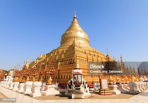 Pagoda Di Shwezigon - Fotografie stock e altre immagini di Pagoda di Shwezigon - Pagoda di Shwezigon, Alba - Crepuscolo, Ambientazione esterna