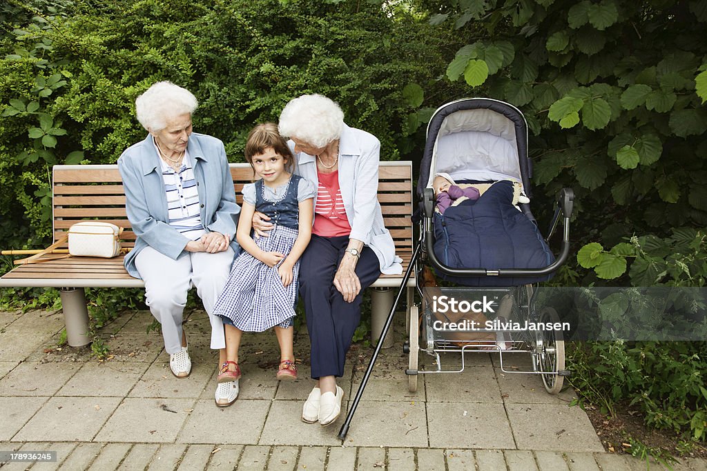 great Großmutter und Enkelin Familie zusammen im park - Lizenzfrei 4-5 Jahre Stock-Foto