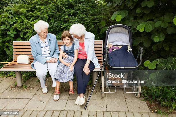 Great Großmutter Und Enkelin Familie Zusammen Im Park Stockfoto und mehr Bilder von 4-5 Jahre