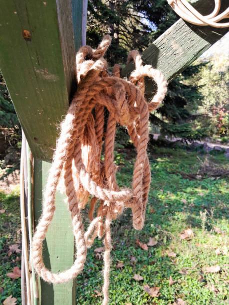 une corde effilochée - rope frayed breaking tied knot photos et images de collection