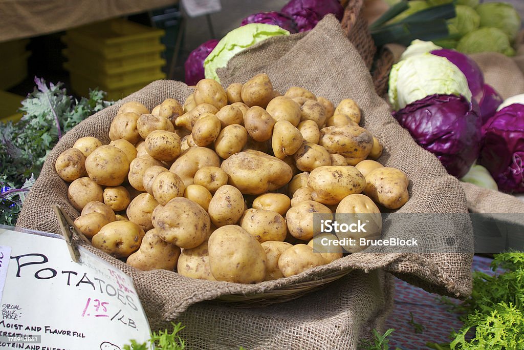 Marché paysan de pommes de terre - Photo de Pomme de terre nouvelle libre de droits