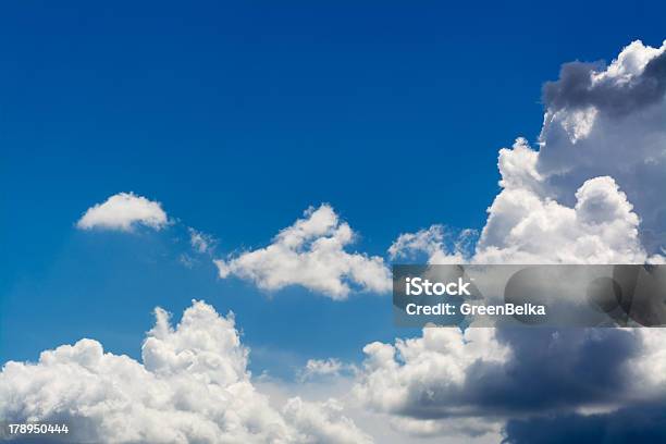 Nuvens - Fotografias de stock e mais imagens de Ambiente - Ambiente, Ao Ar Livre, Azul