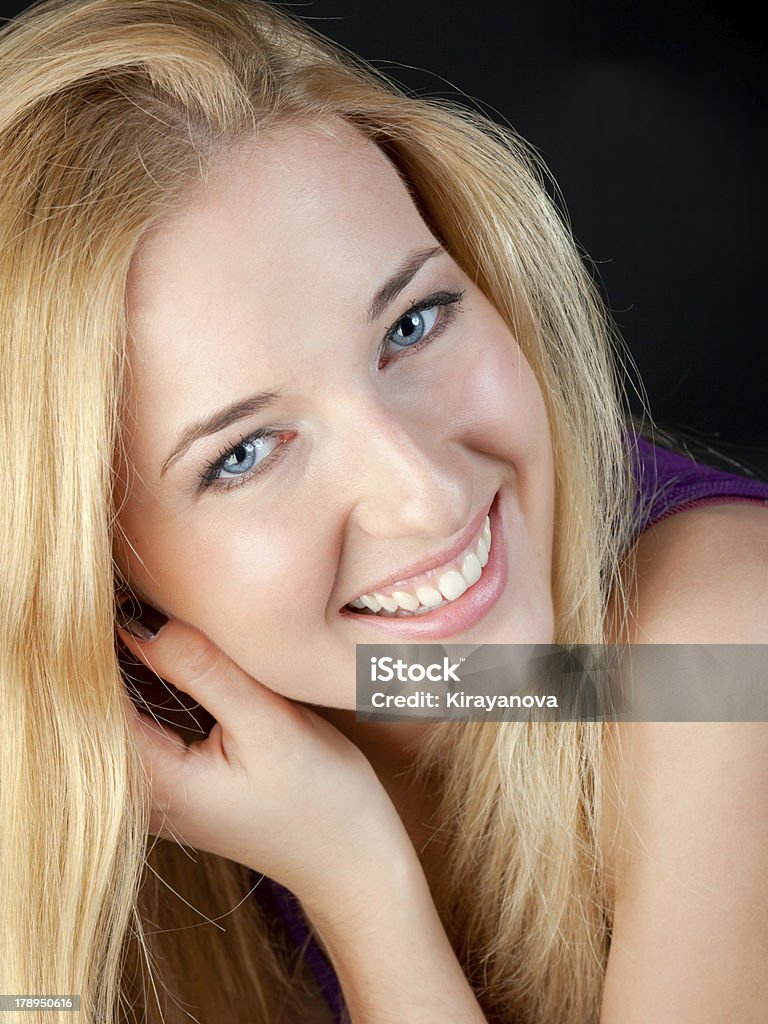 Porträt des Langhaar-Blond mit eine weiße Zähne Lächeln - Lizenzfrei Bildkomposition und Technik Stock-Foto