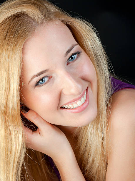 Retrato de la Rubia pelo largo blanco sonrisa con dientes - foto de stock