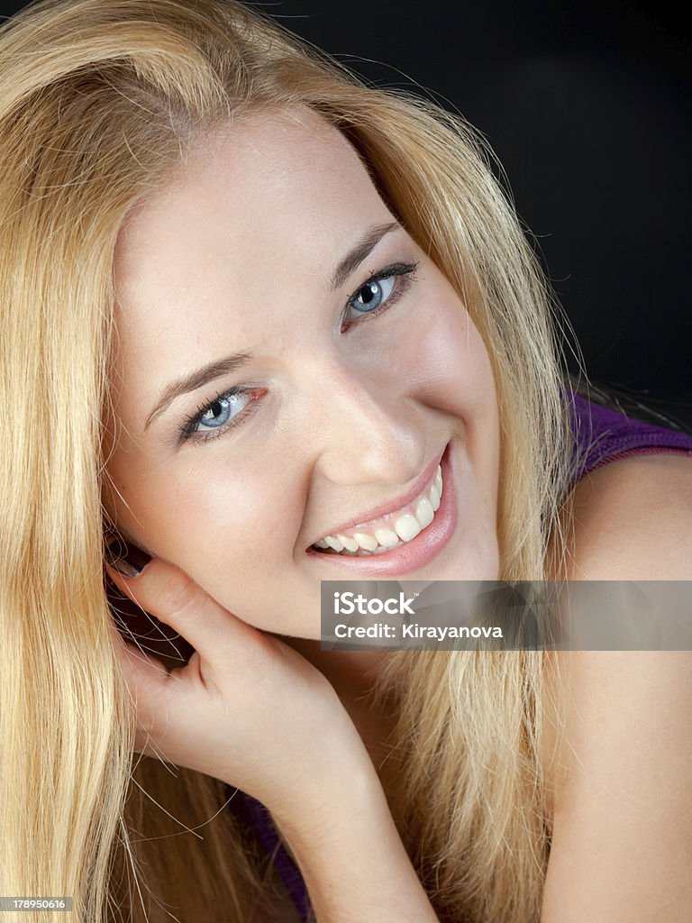 Retrato do tempo de Pêlo loira um sorriso com dentes brancos - Foto de stock de Adulto royalty-free