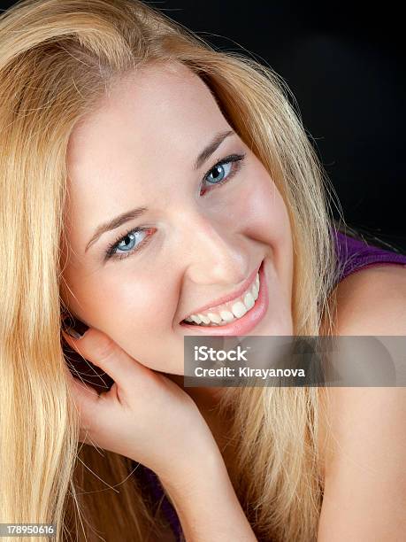 Foto de Retrato Do Tempo De Pêlo Loira Um Sorriso Com Dentes Brancos e mais fotos de stock de Adulto