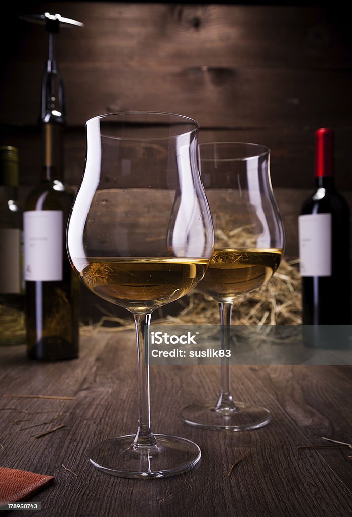 Copas de vino y botellas - Foto de stock de Amarillo - Color libre de derechos