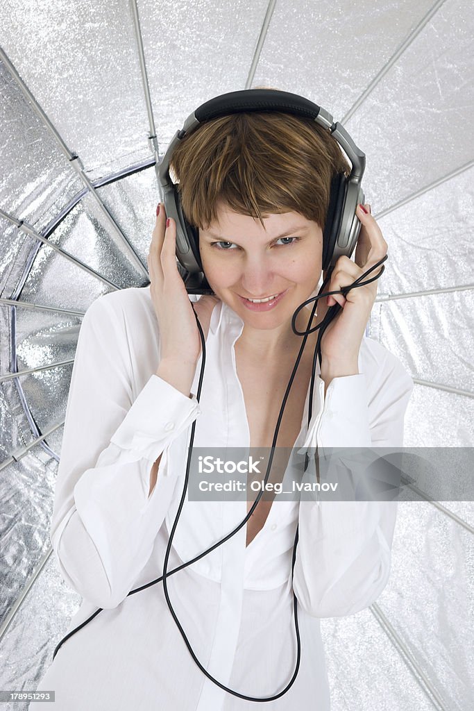 Jovem mulher em uma grande fones de ouvido - Foto de stock de Adulto royalty-free
