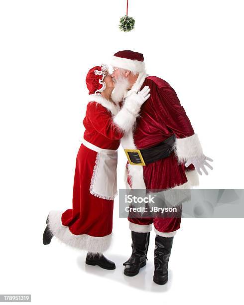 Real Santa Kisses Mamãe Noel Em Visco - Fotografias de stock e mais imagens de Mãe Natal - Mãe Natal, Vermelho, Beijar