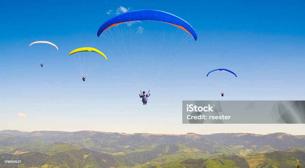 Mehrere Gleitschirmflieger Im Schwarzwald - Lizenzfrei Gleitschirmfliegen Stock-Foto