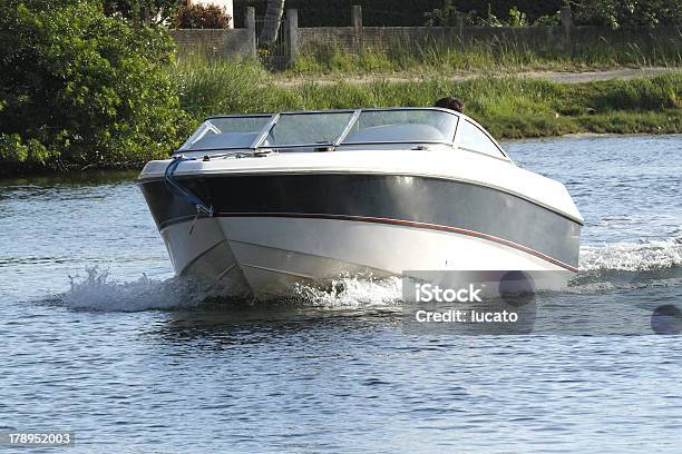 Barco A Motor - Fotografias de stock e mais imagens de Atividades de Fim de semana - Atividades de Fim de semana, Barco a Motor - Embarcação de Lazer, Boia - Equipamento Marítimo de Segurança