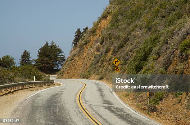 Svoltare A Destra Su Una Strada Rurale Soleggiata - Fotografie stock e altre immagini di Sicurezza sul posto di lavoro - Sicurezza sul posto di lavoro, Ambientazione esterna, Autostrada