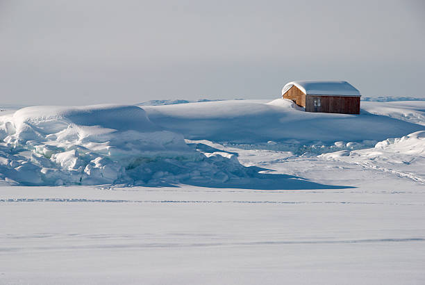 гренландия's дом - greenland inuit house arctic стоковые фото и изображения