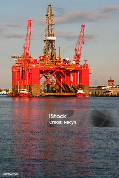 Vermelho Plataforma De Petróleo - Fotografias de stock e mais imagens de Bomba Petrolífera - Bomba Petrolífera, Cais - Estrutura Feita pelo Homem, Cais - Frente ao mar