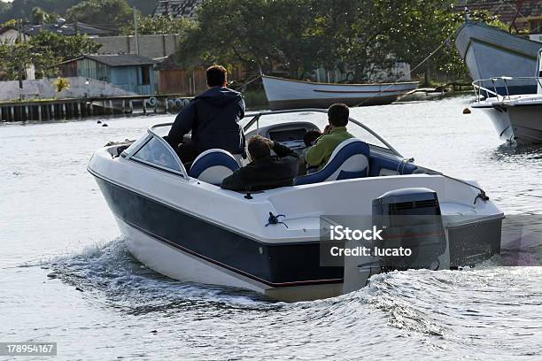 Embarcación A Motor Foto de stock y más banco de imágenes de Actividad de fin de semana - Actividad de fin de semana, Agua, Boya