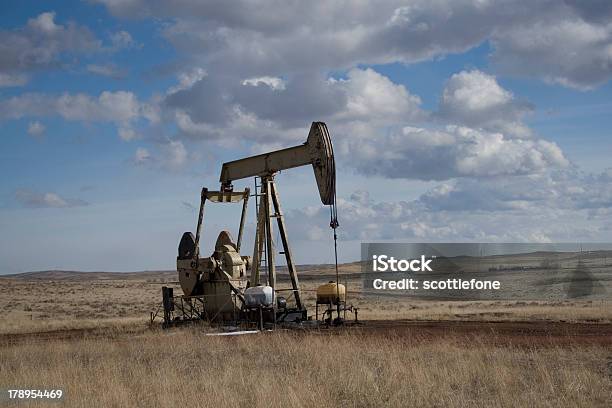 Bombeo De Petróleo Foto de stock y más banco de imágenes de Bomba de petróleo - Bomba de petróleo, Campo - Tierra cultivada, Combustible fósil