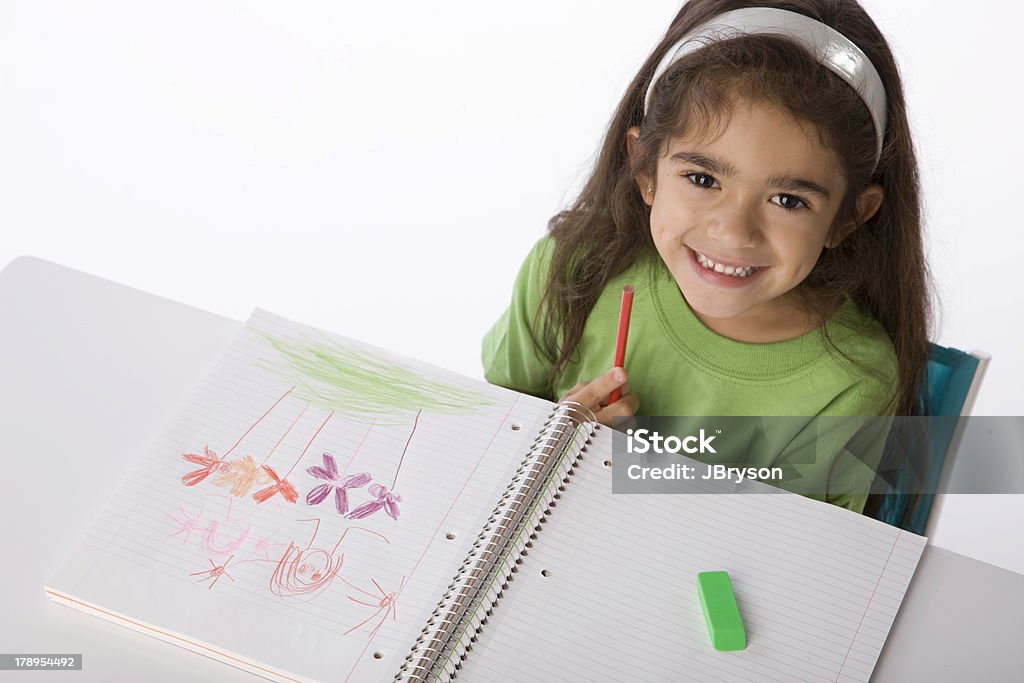 Giovane scuola ispanica ragazza disegna una foto - Foto stock royalty-free di 4-5 anni