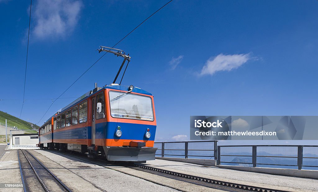 Vista a las montañas - Foto de stock de Tren eléctrico libre de derechos