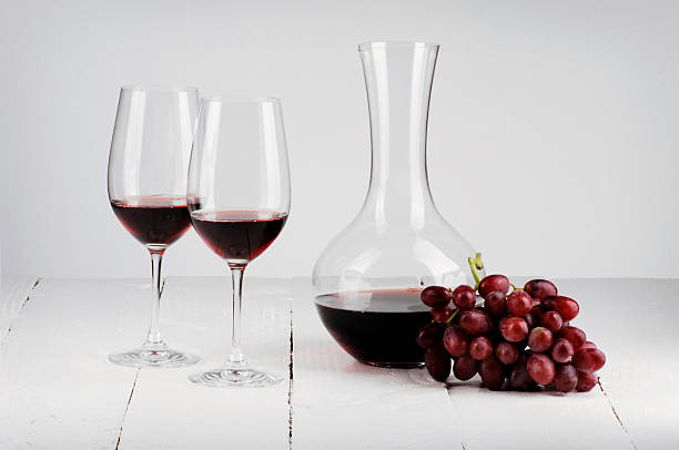 red wein - decanter wine wineglass red wine stock-fotos und bilder