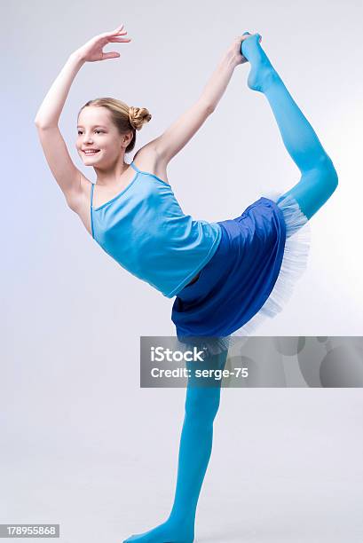 Gimnastyka Dane - zdjęcia stockowe i więcej obrazów Adolescencja - Adolescencja, Akrobata, Aktywny tryb życia