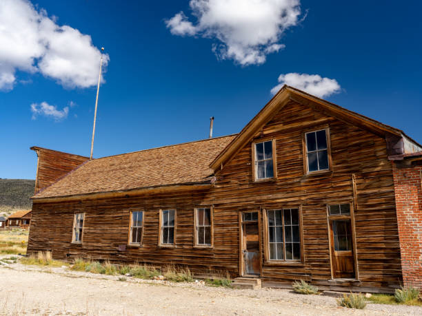 istock Weathered old abandoned building on a summer day 1789559768