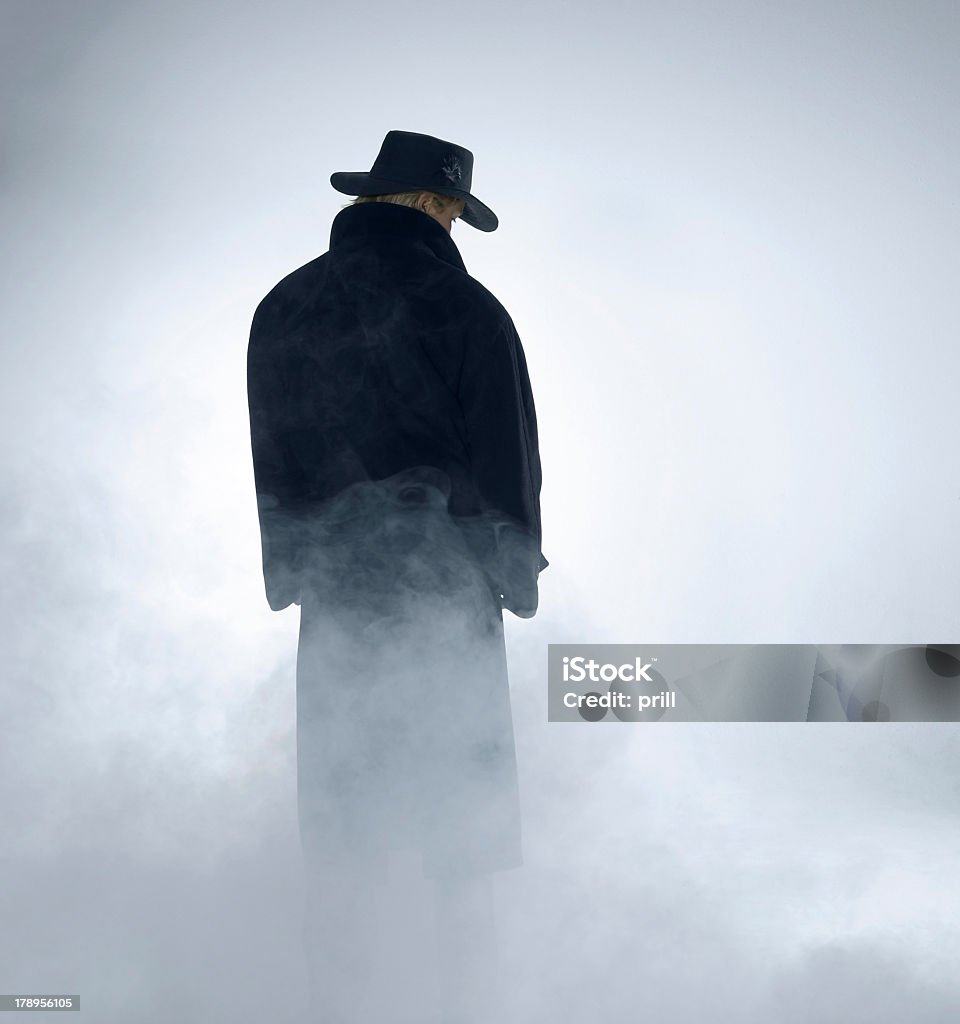 Woman wearing gabardina larga y pie en la niebla - Foto de stock de Abrigo libre de derechos